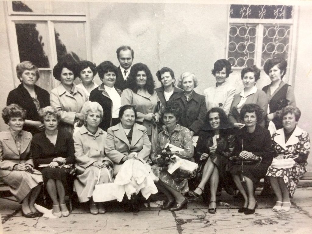 A treia de jos, dreapta la stânga. Lola scrie pe verso: “-August 1980- întâlnirea de 20 de ani, adio tinerețe“